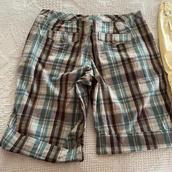 2 pair Bermuda shorts womens size 8 cotton/spandex - Picture 5 of 5